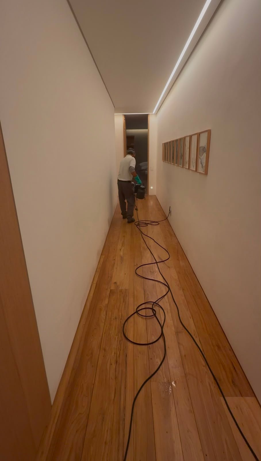 Profissional realizando aplicação técnica em ambiente residencial