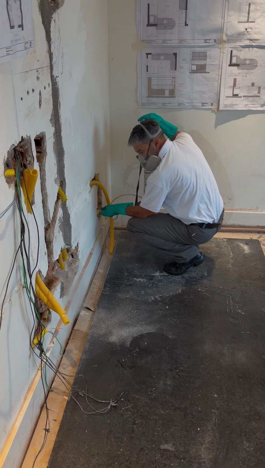 Profissional realizando serviço em ambiente amplo
